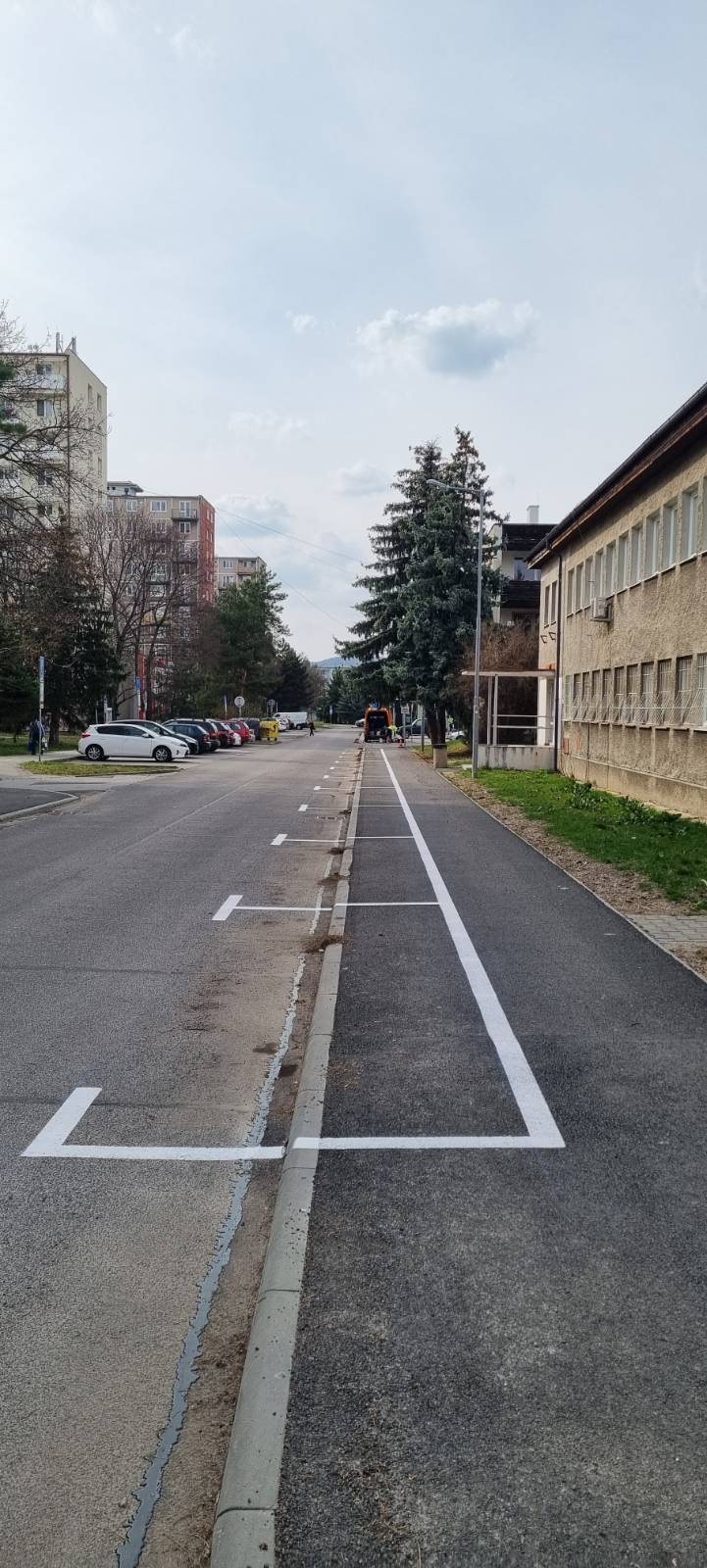 Obnovené vodorovné dopravné značenie na miestnej komunikácii